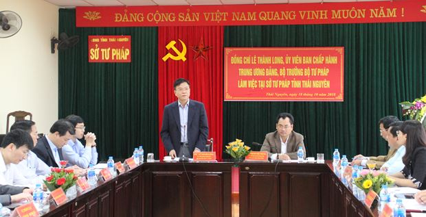 Bộ trưởng L&ecirc; Th&agrave;nh Long c&ugrave;ng Đo&agrave;n c&ocirc;ng t&aacute;c tới thăm v&agrave; l&agrave;m việc với Sở Tư ph&aacute;p tỉnh Th&aacute;i Nguy&ecirc;n. &Ocirc;ng Trịnh Việt H&ugrave;ng, Ph&oacute; Chủ tịch UBND tỉnh Th&aacute;i Nguy&ecirc;n c&ugrave;ng l&atilde;nh đạo Sở Tư ph&aacute;p tham dự buổi l&agrave;m việc.
