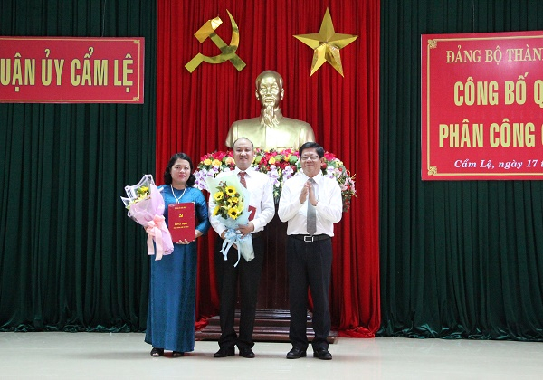 &Ocirc;ng&nbsp;L&ecirc; Quang Nam (giữa) được điều động l&agrave;m B&iacute; thư Quận ủy Cẩm Lệ.&nbsp;