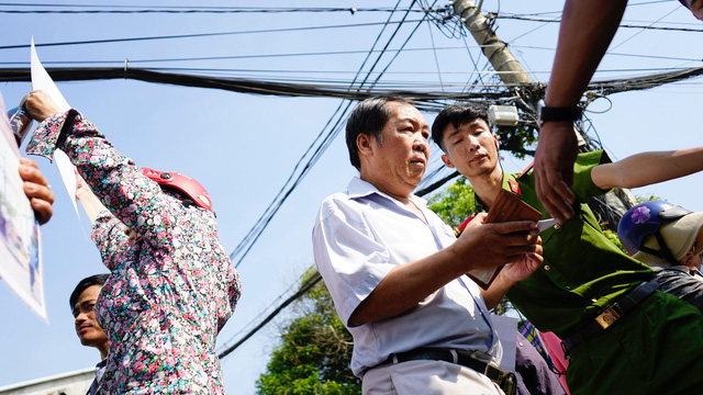 Nghe tin c&oacute; đo&agrave;n th&agrave;nh phố đến l&agrave;m việc, những người d&acirc;n nhiều năm đeo đuổi khiếu kiện đến tham dự