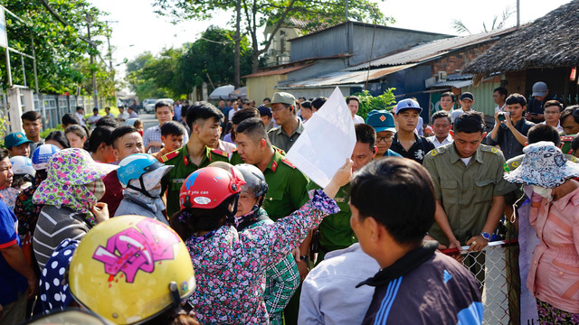 Rất đ&ocirc;ng người d&acirc;n tập trung trước điểm c&ocirc;ng bố kết luận thanh tra.