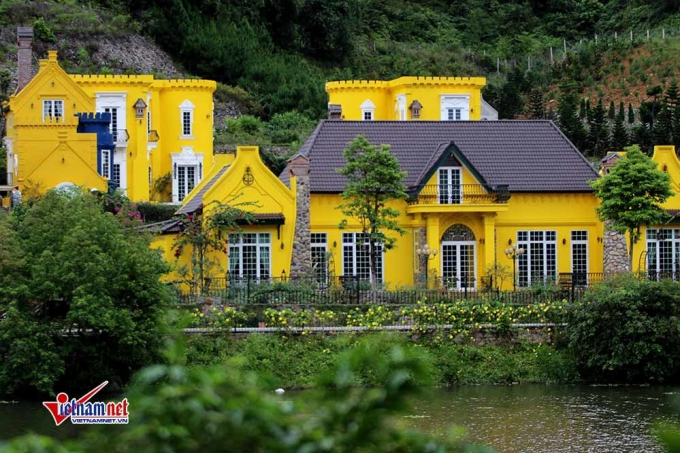T&ograve;a biệt thự nguy nga, sặc sỡ mọc tr&ecirc;n đất rừng thuộc x&atilde; Minh Tr&iacute;