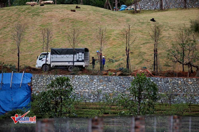 C&aacute;c c&ocirc;ng nh&acirc;n vẫn đang ho&agrave;n thiện c&aacute;c hạng mục c&ocirc;ng tr&igrave;nh x&acirc;y tr&ecirc;n đất rừng