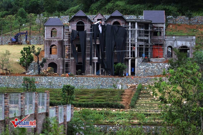 &nbsp;Một t&ograve;a biệt thự rộng lớn mọc sừng sững ven hồ Đồng Đ&ograve;