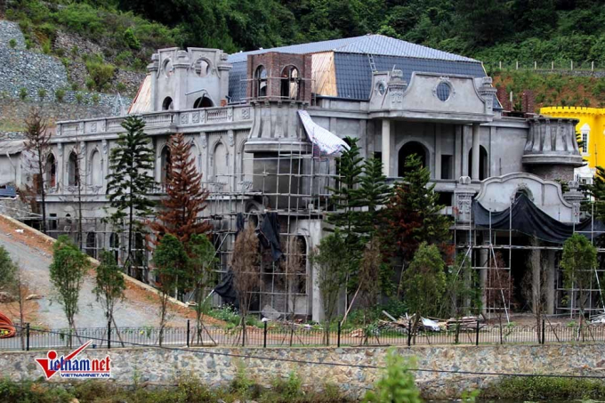 Một c&ocirc;ng tr&igrave;nh đồ sộ lưng tựa v&agrave;o n&uacute;i, mặt hướng ra hồ đang từng bước ho&agrave;n thiện ở x&atilde; Minh Tr&iacute;