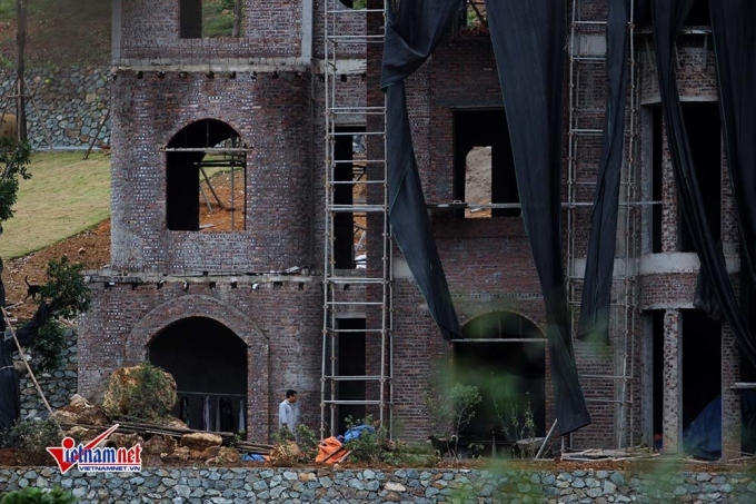 C&ocirc;ng nh&acirc;n l&agrave;m việc dưới c&ocirc;ng tr&igrave;nh x&acirc;y dựng ven hồ Đồng Đ&ograve;