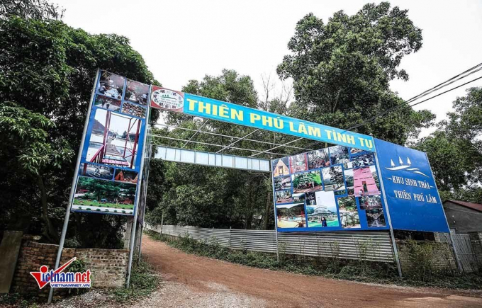 Cổng v&agrave;o một khu nghỉ dưỡng thuộc x&atilde; Minh Ph&uacute;