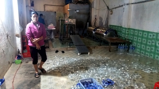 Khu nước uống đ&oacute;ng chai kh&ocirc;ng hợp vệ sinh.