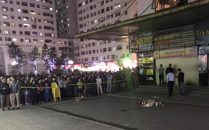 Lực lượng chức năng C&ocirc;ng an phường sở tại cũng đ&atilde; nhanh ch&oacute;ng c&oacute; mặt phong tỏa hiện trường, điều tra vụ việc.