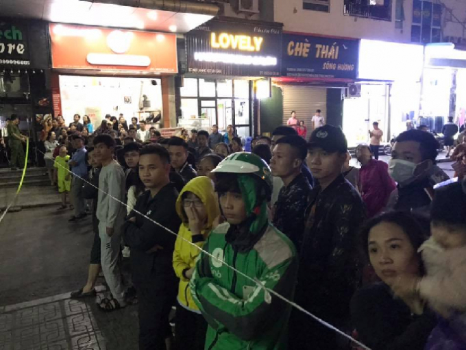 H&agrave;ng trăm người d&acirc;n hiếu kỳ đến xem sự việc, lực lượng c&ocirc;ng an phường đ&atilde; phải căng d&acirc;y phong tỏa hiện trường.