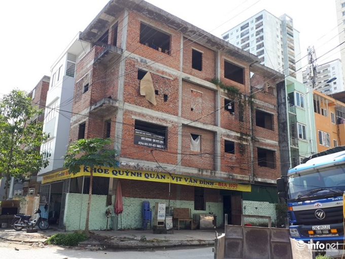 Từng được giao dịch với gi&aacute; h&agrave;ng chục tỷ đồng, sau nhiều năm b&agrave;n giao những căn biệt thự, nh&agrave; liền kề trở th&agrave;nh nơi kh&ocirc;ng c&oacute; người ở, hoặc c&oacute; người thu&ecirc; nhưng kho&aacute;c những lớp &aacute;o loang lổ, nhếch nh&aacute;c.