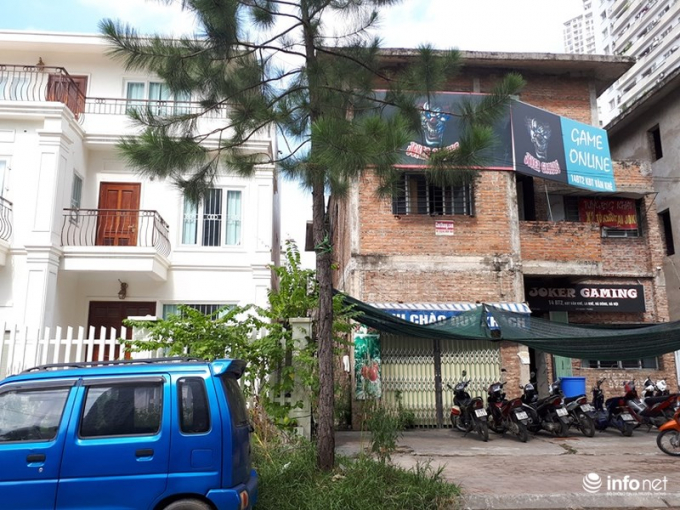 Đ&aacute;ng n&oacute;i, ch&uacute;ng được nằm xen kỹ với những căn nh&agrave; đ&atilde; ho&agrave;n thiện đẹp đẽ, khiến d&atilde;y phố tr&ocirc;ng nham nhở như bức tranh vẽ dở.