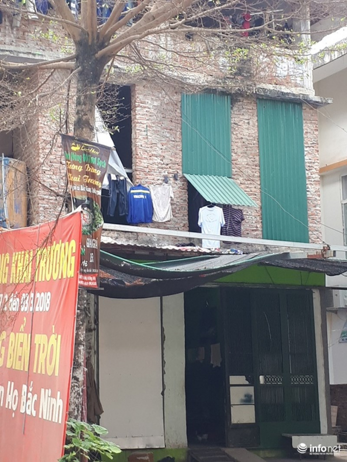 Cửa được che chắn bằng những miếng t&ocirc;n tạm bợ, quần &aacute;o phơi chằng chịt... khiến cảnh tượng khu vực nh&agrave; tiền tỷ n&agrave;y giống như những khu ổ chuột, rẻ tiền.