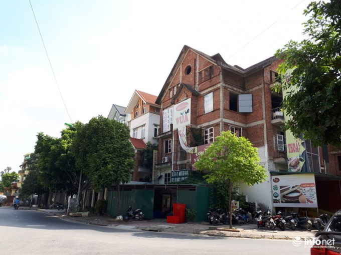 Tại khu đ&ocirc; thị Trung Văn (Nam Từ Li&ecirc;m, H&agrave; Nội) nhiều căn biệt thự vẫn trong t&igrave;nh trạng