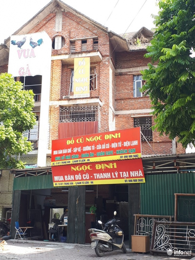 Những căn biệt thự được thu&ecirc; lại, tu sửa tạm bợ để kinh doanh đồ cũ, kho đồng n&aacute;t lộn xộn ngổn ngang, chẳng ai d&aacute;m chắc được sự an to&agrave;n về ch&aacute;y nổ ở những căn biệt thự n&agrave;y.