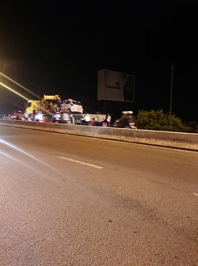 Chiếc xe được xe cứu hộ cẩu l&ecirc;n.