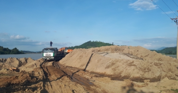 Đắk Lắk: Nạo vét lòng hồ "cắm vòi rồng" hút luôn cát lậu