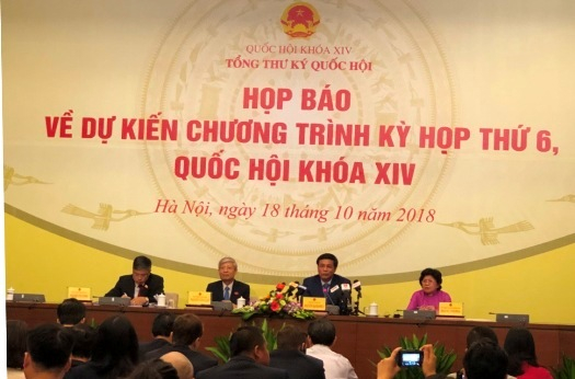 Tổng Thư k&yacute;, Chủ nhiệm Văn ph&ograve;ng Quốc hội Nguyễn Hạnh Ph&uacute;c chủ tr&igrave; buổi họp b&aacute;o.