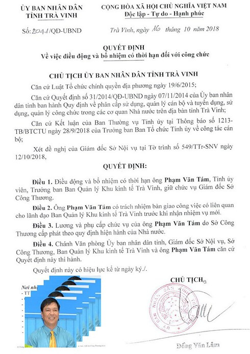 &Ocirc;ng Phạm Văn T&aacute;m (ảnh nhỏ g&oacute;c tr&aacute;i b&ecirc;n dưới - nguồn: Cổng TTĐT Tr&agrave; Vinh) v&agrave; quyết định điều động, bổ nhiệm do chủ tịch tỉnh k&yacute; - Ảnh: T.BẢO