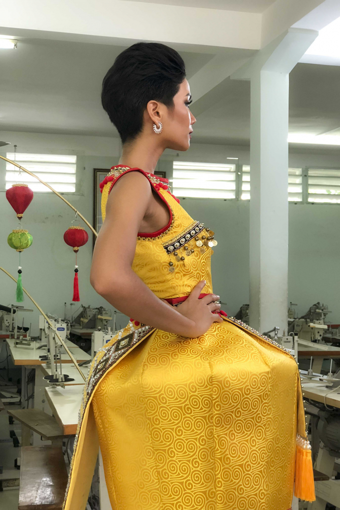 Ngỡ ng&agrave;ng khi Hoa hậu H'hen Ni&ecirc; diện trang phục c&oacute; cả rổ b&aacute;nh m&igrave;