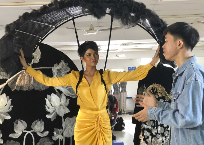 Ngỡ ng&agrave;ng khi Hoa hậu H'hen Ni&ecirc; diện trang phục c&oacute; cả rổ b&aacute;nh m&igrave;