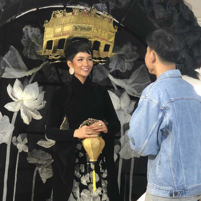 Ngỡ ng&agrave;ng khi Hoa hậu H'hen Ni&ecirc; diện trang phục c&oacute; cả rổ b&aacute;nh m&igrave;