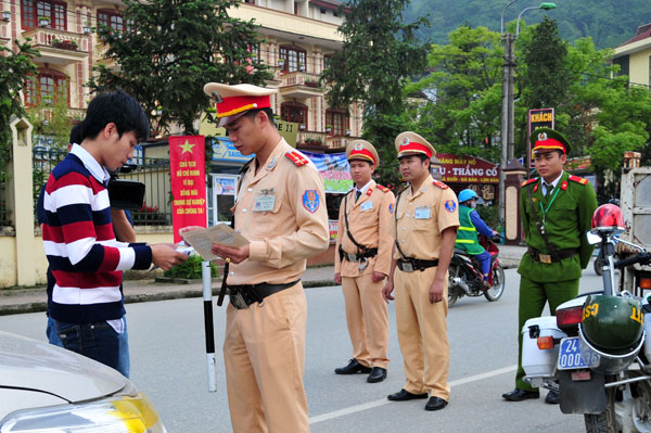 Tăng cường tuần tra, xử l&yacute; vi phạm về trật tự an to&agrave;n giao th&ocirc;ng. (Ảnh: B&aacute;o L&agrave;o cai)