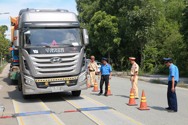 Xe đầu k&eacute;o vi phạm được đưa l&ecirc;n c&acirc;n điện tử để x&aacute;c định trọng lượng vượt tải.