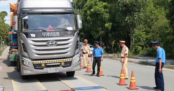 Huế: Phạt hơn 100 triệu đồng với “xe siêu quá tải”