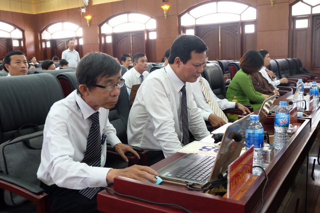 &Ocirc;ng L&ecirc; Văn Quang - nguy&ecirc;n Ph&oacute; Ban Kinh tế - Ng&acirc;n s&aacute;ch HĐND TP (ngo&agrave;i c&ugrave;ng, b&ecirc;n tr&aacute;i) l&agrave; c&aacute;n bộ xin nghỉ trước tuổi hưu đầu ti&ecirc;n v&agrave; được hưởng chế độ ch&iacute;nh s&aacute;ch mới của Đ&agrave; Nẵng