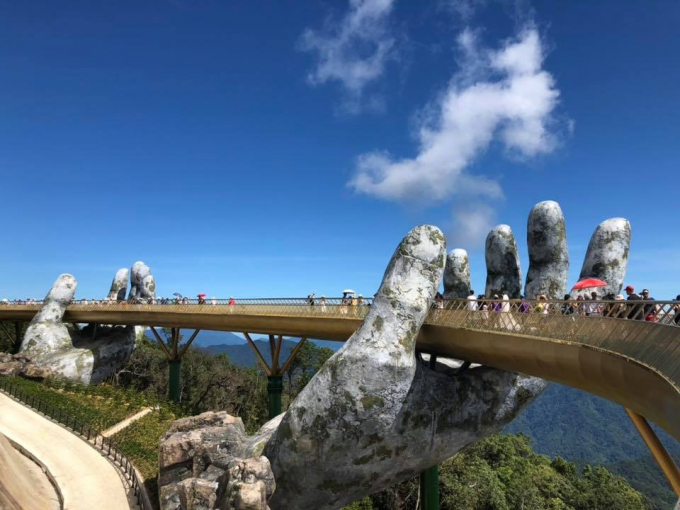 Cầu V&agrave;ng g&acirc;y hiệu ứng t&iacute;ch cực cho du kh&aacute;ch.