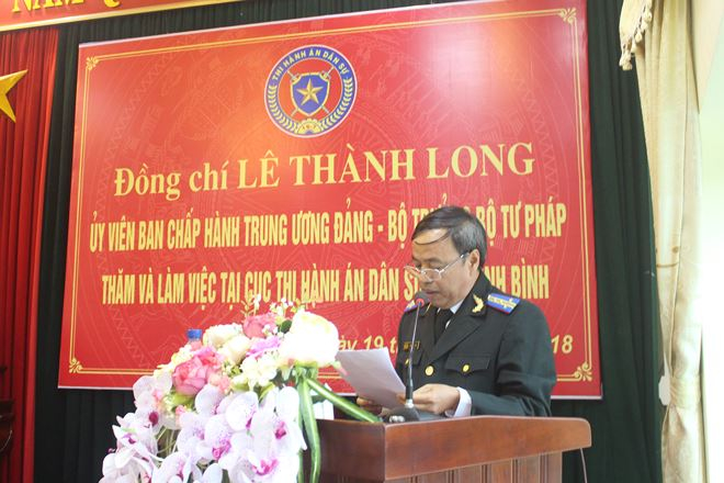 Cục trưởng Phạm Xuân Túy báo cáo với Bộ trưởng v&agrave; Đo&agrave;n c&ocirc;ng t&aacute;c.