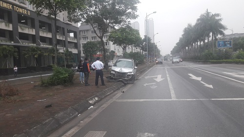 Chiếc xe mất l&aacute;i lao l&ecirc;n vỉa h&egrave;