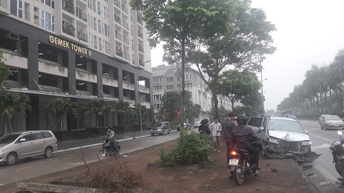 Vụ tai nạn xảy ra khi đường vắng n&ecirc;n kh&ocirc;ng c&oacute; thiệt hại về người.