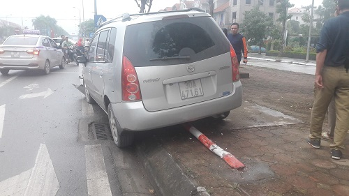 Chiếc xe hạ gục biển b&aacute;o giao th&ocirc;ng...