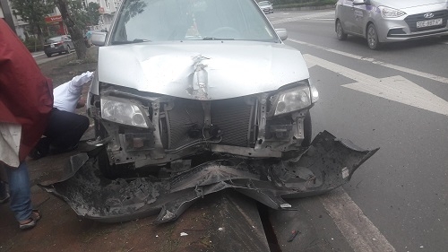 Hà Nội: Ô tô mất lái, lao lên vỉa hè khiến người đi đường đứng tim