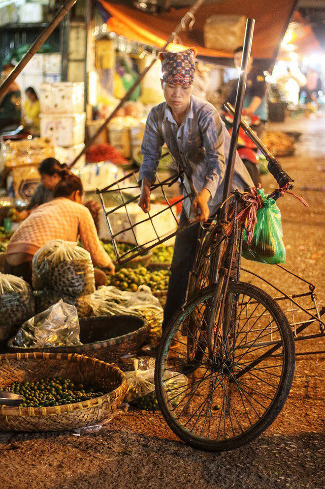 Quanh năm với những g&aacute;nh h&agrave;ng, những người phụ nữ ở đ&acirc;y đ&atilde; qu&ecirc;n mất ng&agrave;y m&agrave; họ xứng đ&aacute;ng được t&ocirc;n vinh v&agrave; tr&acirc;n trọng.