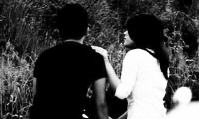 Gi&aacute;m đốc đưa bồ nh&iacute; t&acirc;m sự ở chỗ vắng vẻ gặp cướp. (H&igrave;nh minh họa)