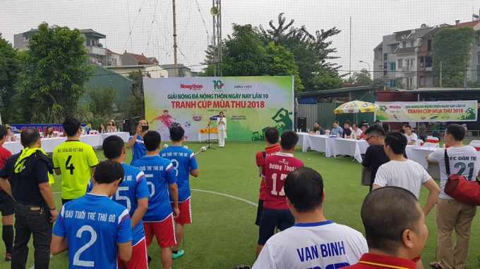 Lễ Khai mạc diễn ra tại s&acirc;n b&oacute;ng Bắc Việt, H&agrave; Đ&ocirc;ng, H&agrave; Nội.