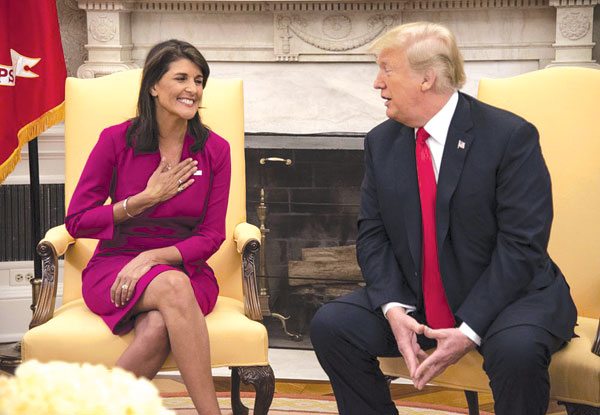 B&agrave; Haley v&agrave; &ocirc;ng Trump tại buổi th&ocirc;ng b&aacute;o về việc từ chức.