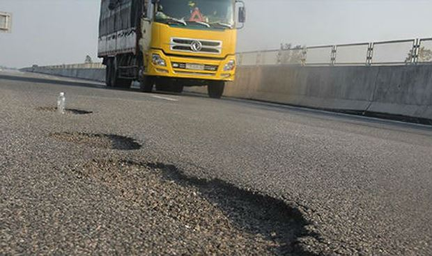 Cao tốc 34.000 tỷ vừa đưa v&agrave;o hoạt động đ&atilde; hư hỏng.