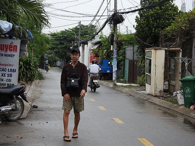 &Ocirc;ng Sang d&ugrave; tai biến, đi lại kh&oacute; khăn nhưng vẫn b&aacute;n v&eacute; số l&agrave;m thu nhập ch&iacute;nh cho 2 vợ chồng.