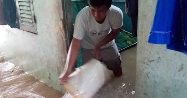 Người dân Phú Quốc vất vả bơm, tát nước sau mưa lớn