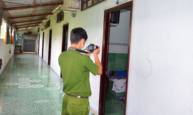 Cơ quan chức năng kh&aacute;m nghiệm hiện trường vụ &aacute;n.