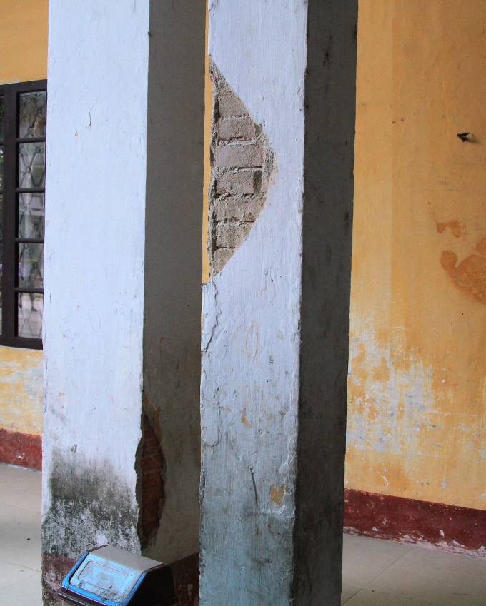 Những c&acirc;y cột rạn nứt, bong tr&oacute;c hết hạn sử dụng.