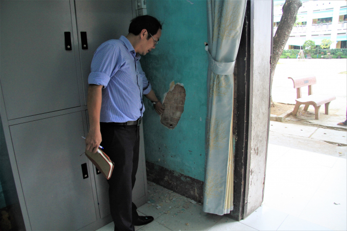 Lớp xi măng b&ecirc;n trong ph&ograve;ng học c&oacute; thể d&ugrave;ng tay b&oacute;c ra.