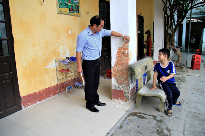 D&ugrave;ng tay b&oacute;c lớp xi măng tr&ecirc;n cột.