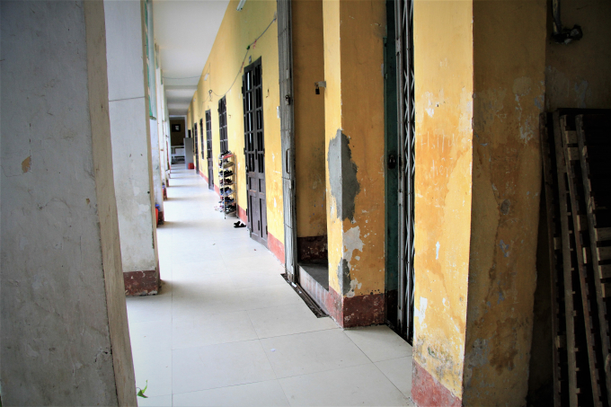 Nh&agrave; trường khắc phục tạm thời bằng c&aacute;ch d&ugrave;ng xi măng v&aacute; c&aacute;c vết nứt hay qu&eacute;t v&ocirc;i lại c&aacute;c bức tường rệu r&atilde;.