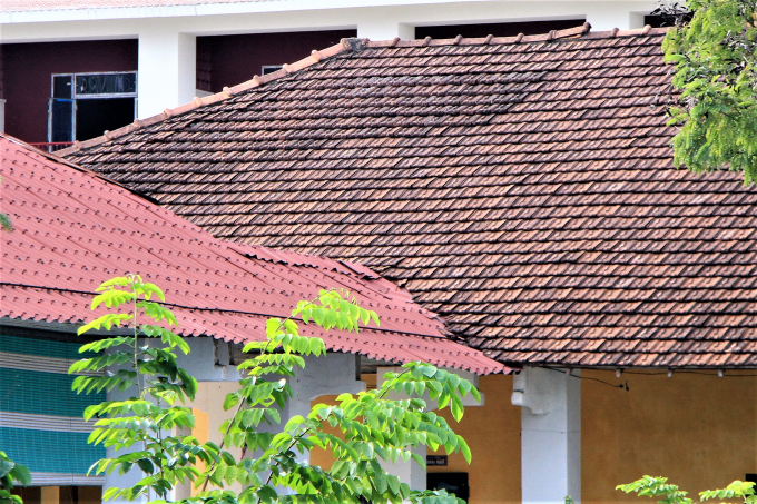 M&aacute;i nh&agrave; c&oacute; hiện tượng l&uacute;n xuống.