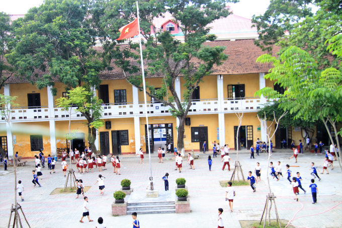 To&agrave;n bộ gi&aacute;o vi&ecirc;n&nbsp; v&agrave; học sinh mong muốn c&oacute; một ng&ocirc;i trường vững chắc dạy v&agrave; học.