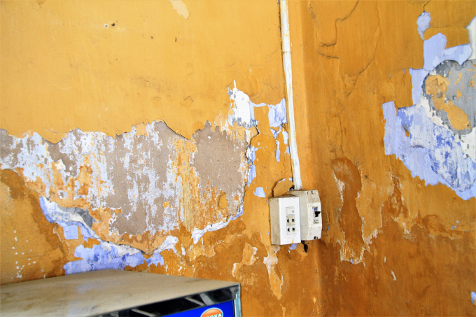 Bức tường xuống cấp v&agrave; cần được thay thế.